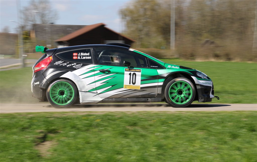 Med de rigtige dæk på bilen, gik det fremad for Jesper Bisted og Arly Larsen
(Foto: Allan Christiansen)